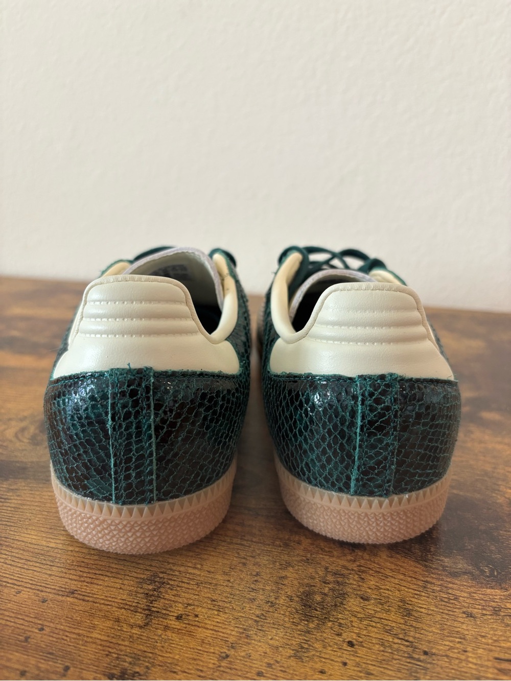 NWOT Women’s Collegiate green snakeskin samba w/ gum sole - Picture 3 of 4